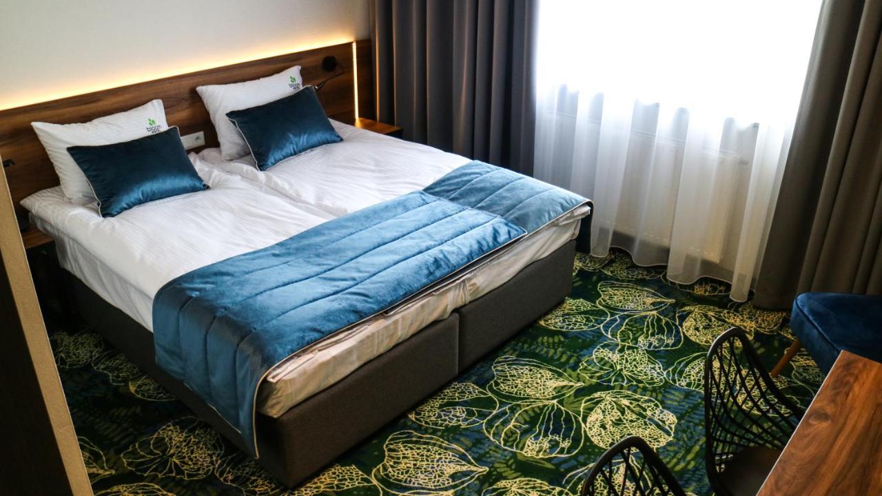 Bloom Hotel Airport Okecie Raszyn Exteriör bild